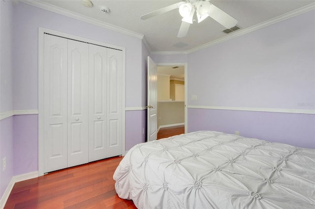 107 Wekiva Pointe Cir, Apopka, FL 32712 - bedroom featuring wood finished floors, a closet, ornamental molding, a ceiling fan, and baseboards