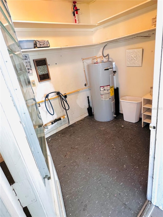 679 Ave Q SE, Winter Haven, FL 33880 - utilities with water heater