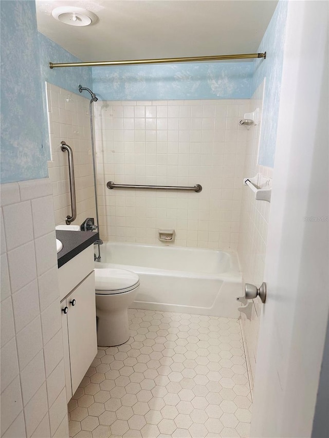 679 Ave Q SE, Winter Haven, FL 33880 - full bath with  shower combination, vanity, and tile walls