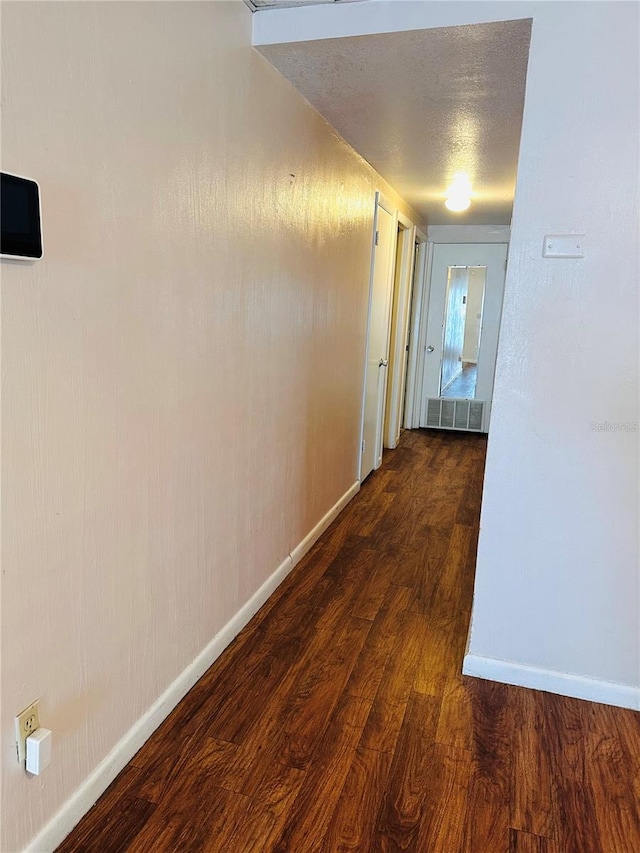 679 Ave Q SE, Winter Haven, FL 33880 - corridor featuring dark wood-style floors and a textured ceiling