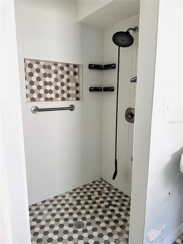 679 Ave Q SE, Winter Haven, FL 33880 - full bathroom featuring a stall shower