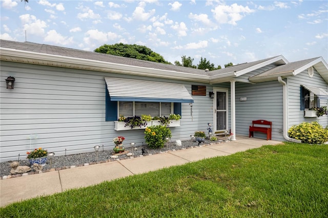 17533 SE 96th Ct, Summerfield, FL 34491 - view of front of property with a front lawn and roof with shingles