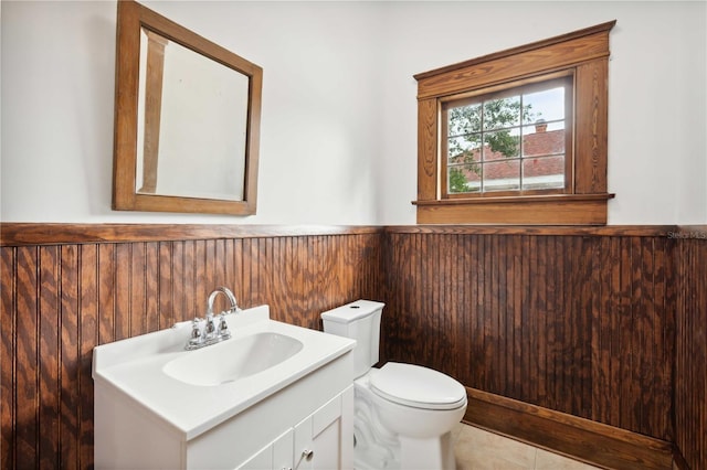 263 NE 1st St, Webster, FL 33597 - bathroom featuring wainscoting, vanity, toilet, and wooden walls