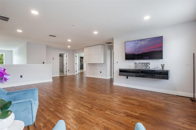 637 Neptune Dr, Groveland, FL 34736 - living area with wood finished floors, recessed lighting, and baseboards