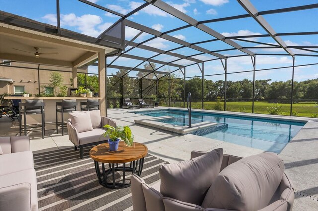 637 Neptune Dr, Groveland, FL 34736 - view of swimming pool with a pool with connected hot tub, a patio, ceiling fan, outdoor lounge area, and glass enclosure