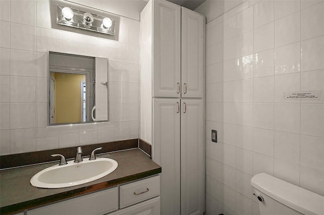 27113 Robertson Rd, Yalaha, FL 34797 - bathroom featuring tile walls, vanity, and tasteful backsplash