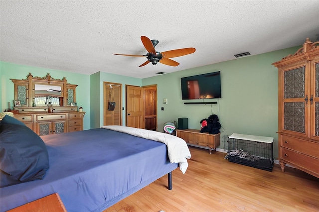 672 E Belt Ave, Bushnell, FL 33513 - bedroom with wood finished floors, a textured ceiling, and a ceiling fan