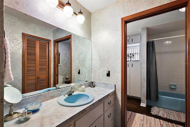 672 E Belt Ave, Bushnell, FL 33513 - bathroom featuring vanity, shower / bath combo, wood finished floors, a closet, and wallpapered walls