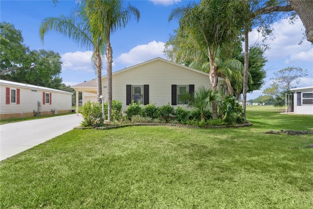 1815 Kaufman Cir, Lady Lake, FL 32159 - view of front of home with driveway and a front lawn