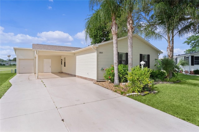 1815 Kaufman Cir, Lady Lake, FL 32159 - view of front of house with a front yard, driveway, and an attached garage