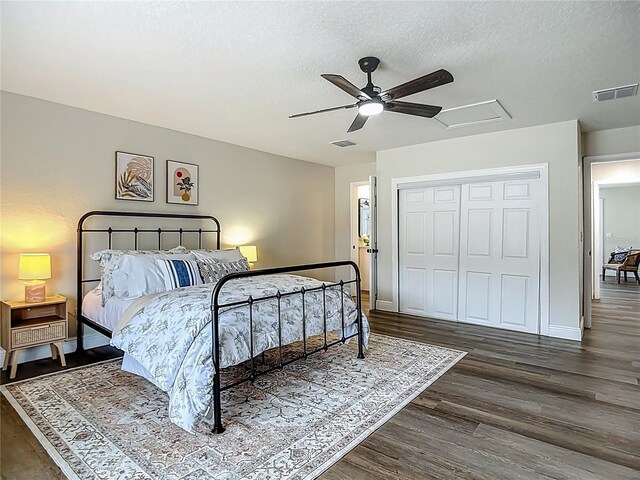 1611 Canal, Tavares, FL 32778 - bedroom featuring dark wood-type flooring, a textured ceiling, a closet, and a ceiling fan