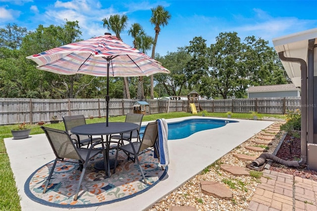 204 Lori Ct, Umatilla, FL 32784 - view of pool with a patio area, a fenced backyard, and outdoor dining space