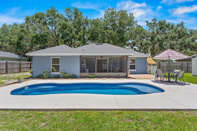 204 Lori Ct, Umatilla, FL 32784 - view of swimming pool featuring a sunroom, a patio, and a fenced backyard