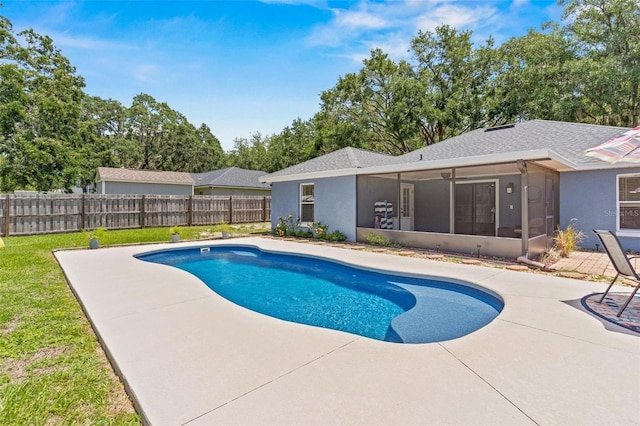 204 Lori Ct, Umatilla, FL 32784 - view of swimming pool featuring a sunroom and a patio area