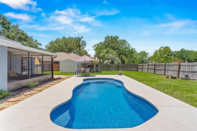 204 Lori Ct, Umatilla, FL 32784 - view of swimming pool with a sunroom, a fenced backyard, a patio, and outdoor dining area
