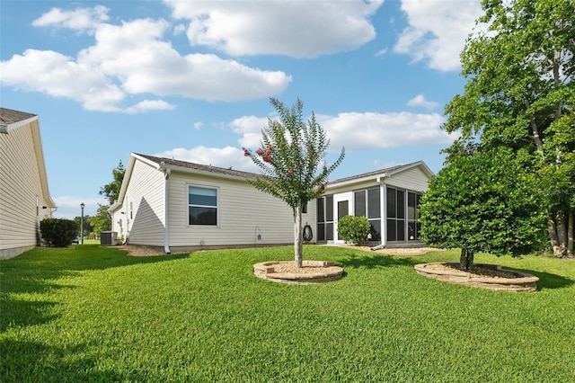 3460 Idlewood Loop, The Villages, FL 32162 - rear view of house featuring a sunroom and a yard