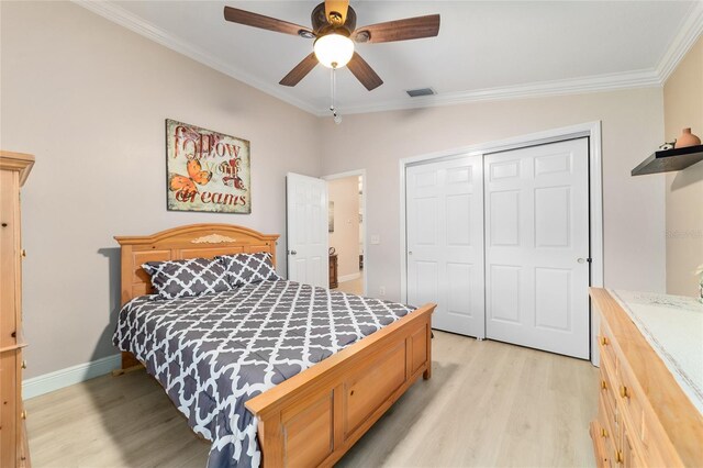 2237 Jetta Way, The Villages, FL 32162 - bedroom featuring light wood-type flooring, crown molding, a closet, and ceiling fan
