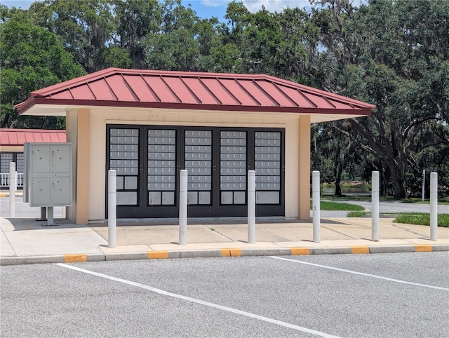 27141 Racquet Cir, Leesburg, FL 34748 - surrounding community featuring mail area, uncovered parking, and view of wooded area
