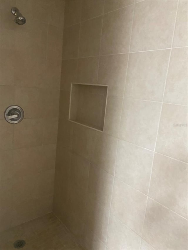 624 Australian Way, Davenport, FL 33897 - full bathroom with tiled shower