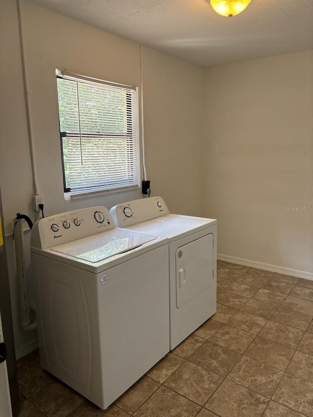 7186 N Whippoorwill Ter, Hernando, FL 34442 - laundry area with washing machine and dryer and a textured ceiling