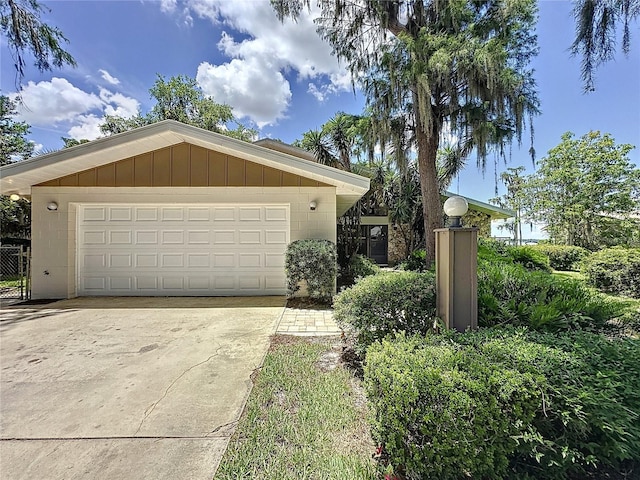 11401 Cypress Dr, Clermont, FL 34711 - view of front of home featuring concrete block siding