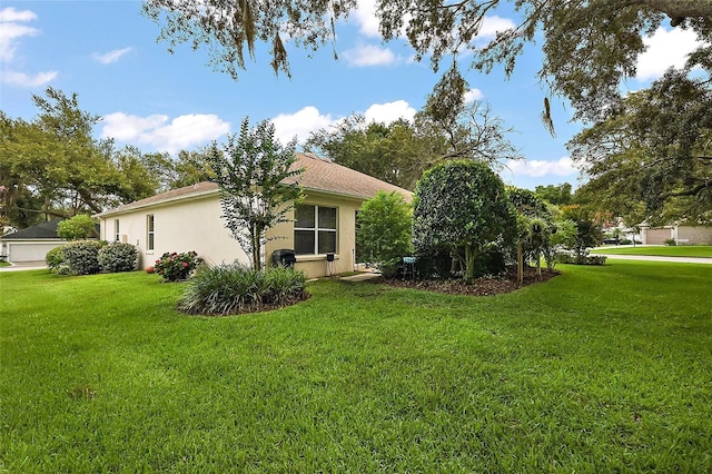 1002 Amarillo Pl, The Villages, FL 32159 - view of side of home featuring a yard and stucco siding