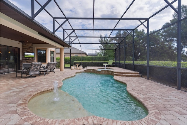 view of swimming pool featuring a patio area, ceiling fan, a lanai, and a pool with connected hot tub