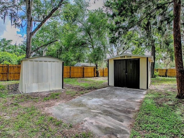 6731 Lake Griffin Rd, Lady Lake, FL 32159 - fenced backyard featuring a storage shed