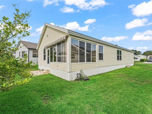 1142 W Boone Ct, The Villages, FL 32159 - view of side of property with a yard and a sunroom