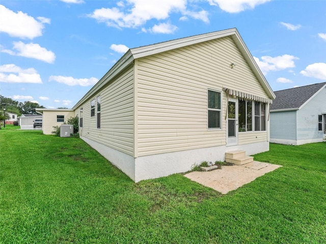 1142 W Boone Ct, The Villages, FL 32159 - rear view of house featuring a yard and entry steps