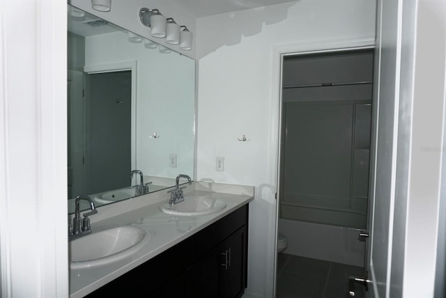 1138 Calico Pointe Cir, Groveland, FL 34736 - full bath featuring double vanity, tile patterned floors, and shower / tub combination