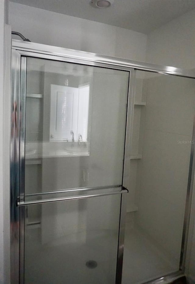 1138 Calico Pointe Cir, Groveland, FL 34736 - bathroom featuring a shower stall