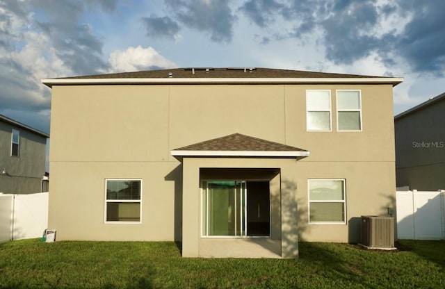 1138 Calico Pointe Cir, Groveland, FL 34736 - back of property with stucco siding and a shingled roof