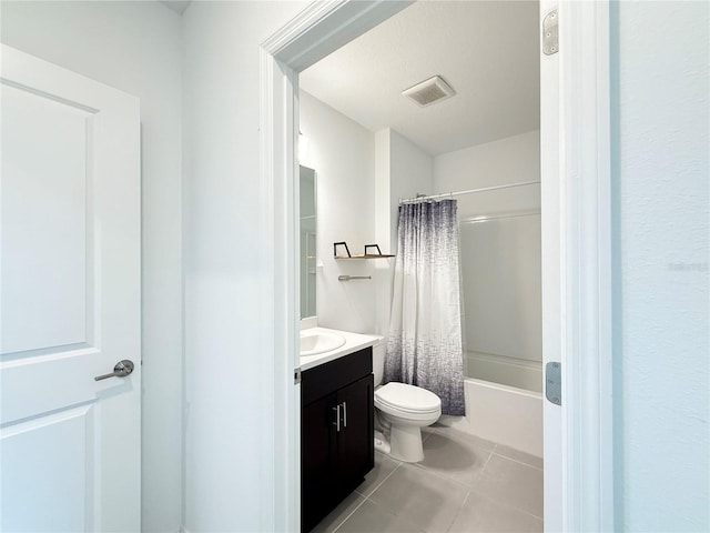 1138 Calico Pointe Cir, Groveland, FL 34736 - full bathroom featuring vanity, tile patterned flooring, and shower / bath combo with shower curtain