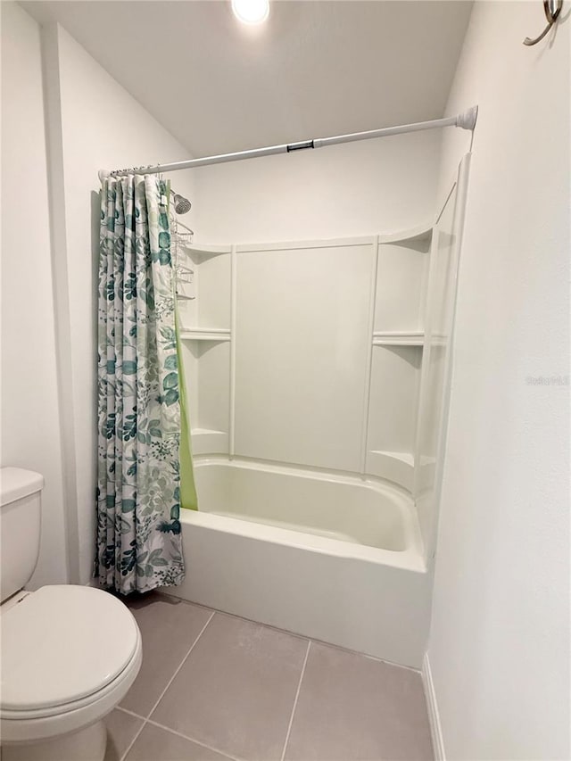 1138 Calico Pointe Cir, Groveland, FL 34736 - full bath featuring tile patterned flooring and shower / bath combo with shower curtain
