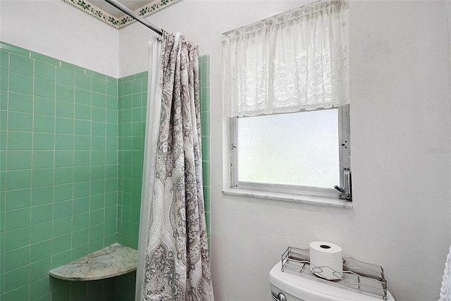 5319 Eagles Nest Rd, Fruitland Park, FL 34731 - bathroom featuring tiled shower and toilet