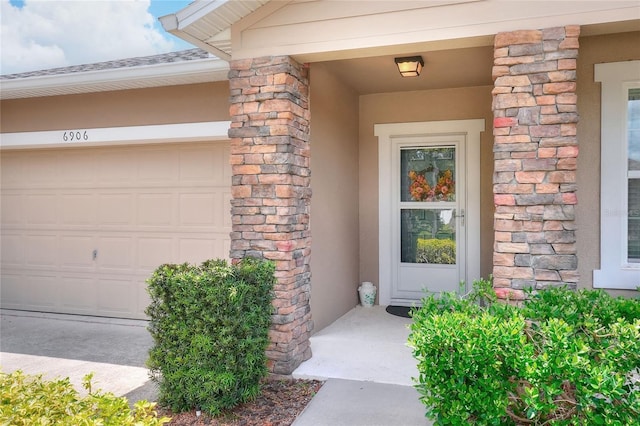 6906 Glenbrook Dr, Lakeland, FL 33811 - doorway to property with stucco siding