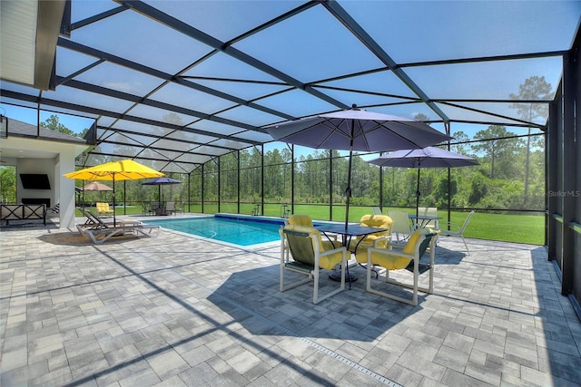 1702 Hidden Palms Dr, Davenport, FL 33897 - swimming pool with a patio, a lanai, and outdoor dining space