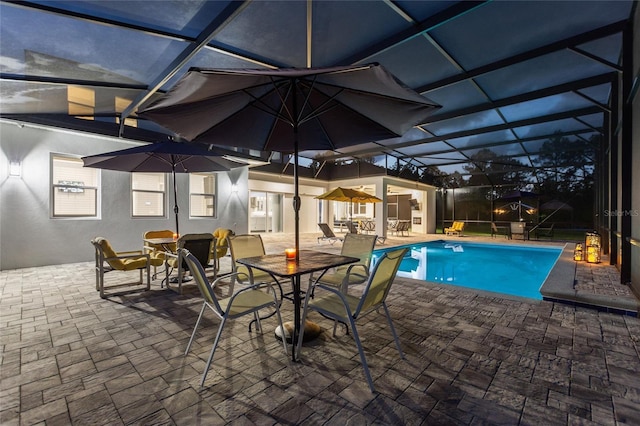 1702 Hidden Palms Dr, Davenport, FL 33897 - swimming pool featuring a patio, a lanai, and outdoor dining space