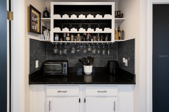999 W Juniata St, Clermont, FL 34711 - indoor dry bar featuring tasteful backsplash