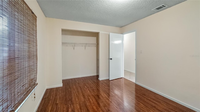15925 Summit Ct, Clermont, FL 34711 - unfurnished bedroom featuring a closet, wood finished floors, and a textured ceiling