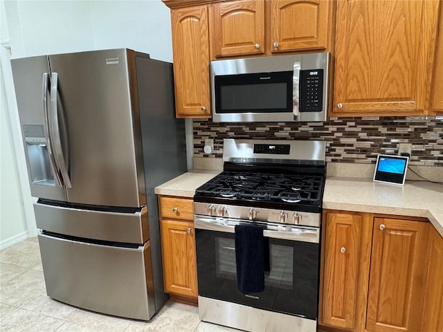 17483 SE 74th Netherclift Ter, The Villages, FL 32162 - kitchen with stainless steel appliances, light countertops, and decorative backsplash