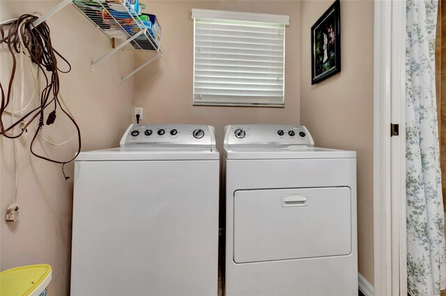 1511 W Magnolia St, Clermont, FL 34711 - laundry room with washing machine and dryer