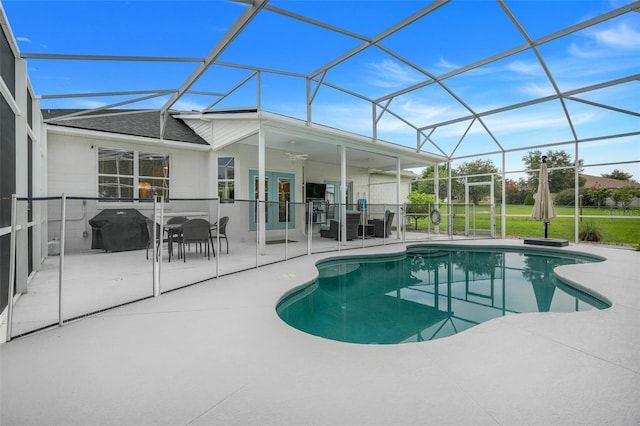 15629 Catherine Cir, Groveland, FL 34736 - swimming pool featuring a patio area, area for grilling, ceiling fan, and a lanai