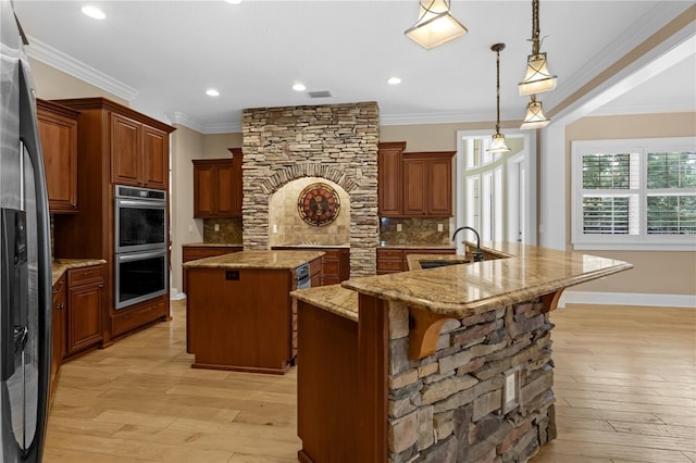 1325 Otters View Ct, Fruitland Park, FL 34731 - kitchen featuring an island with sink, stainless steel appliances, light wood finished floors, backsplash, and ornamental molding