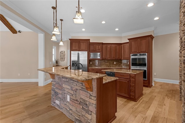 1325 Otters View Ct, Fruitland Park, FL 34731 - kitchen with stainless steel appliances, a kitchen island with sink, a kitchen bar, tasteful backsplash, and light wood-style flooring
