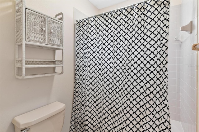 9223 Silver Lake Dr, Leesburg, FL 34788 - full bathroom featuring a shower with shower curtain and toilet