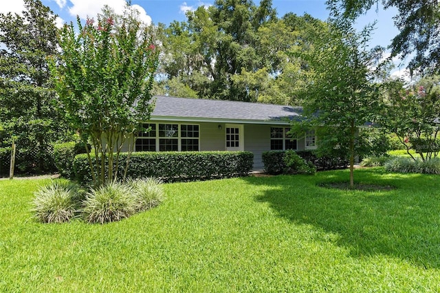 9223 Silver Lake Dr, Leesburg, FL 34788 - ranch-style house with a front lawn