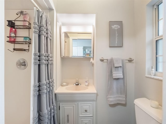 5556 Round Lake Rd, Apopka, FL 32712 - full bathroom featuring vanity and curtained shower