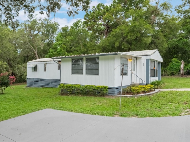 5556 Round Lake Rd, Apopka, FL 32712 - view of front facade featuring a front yard and view of wooded area